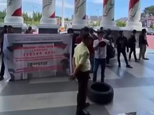 Heboh Massa Bakar Ban-Geruduk Kanwil Kemenkum Sulsel, Ternyata Salah Alamat