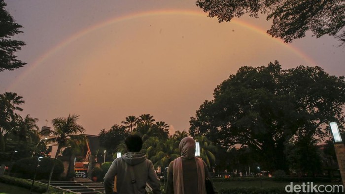 Suasana petang di Taman Ayodiya dan Taman Langsat usai diberlakukannya pembukaan 24 jam oeh Gubernur DKI Jakarta Pramono Anung, Senin (19/5/2025).