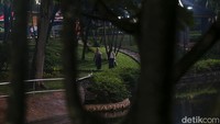 Masyarakat tampak menikmati suasana taman menjelang petang.