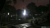 Taman juga diterangi dengan lampu-lampu untuk membuat nyaman pengunjung.