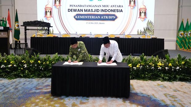 Menteri ATR/BPN Nusron Wahid dalam acara Rapat Kerja Nasional (Rakernas) dan Halal Bihalal DMI, di Tavia Heritage Hotel, Jakarta, Sabtu (17/5/2025).