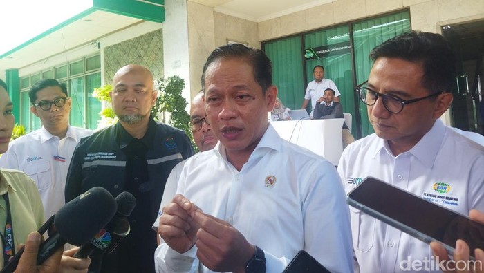 Menteri LH, Hanif Faisol Nurofiq, mengecek Kawasan Berikat Nusantara (KBN) Marunda. Hanif mengecek potensi pencemaran udara jelang musim kemarau di Jakarta. (Kurniawan/detikcom)