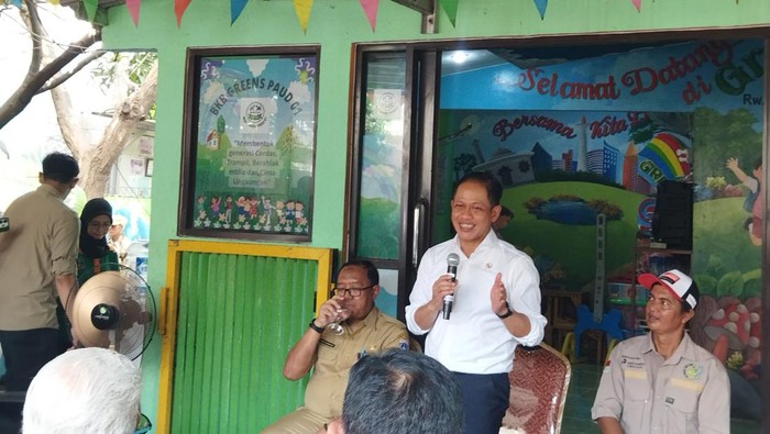 Menteri LH Hanif saat meninjau RDF Rorotan