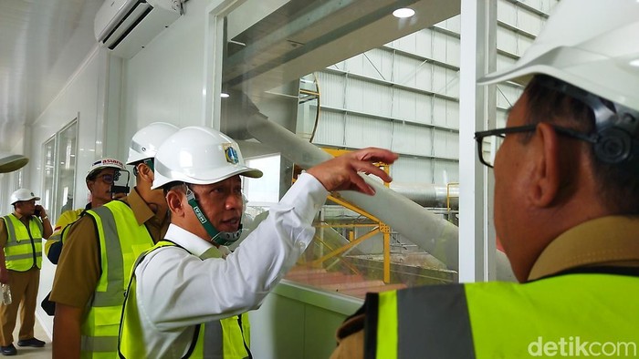 Menteri Lingkungan Hidup (LH), Hanif Faisol Nurofiq meninjau (Refuse Derived Fuel) Rorotan, Jakarta Utara. (Kurniawan/detikcom)