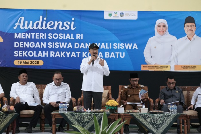 Menteri Sosial Saifullah Yusuf (Gus Ipul) menyaksikan langsung bagaimana Sekolah Rakyat mendapat sambutan hangat dari para orang tua calon siswa saat kunjungan kerja ke Unit Pelaksana Teknis Perlindungan dan Pelayanan Sosial Petirahan Anak (UPT PPSPA) Bimasakti.
