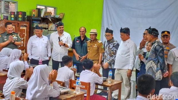 Menteri UMKM Maman Abdurrahman dan Kepala Badan Gizi Nasional Dadan Hindayana saat meninjau MBG di Cileunyi