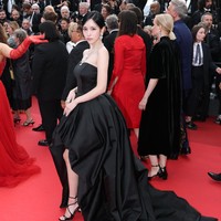 Koleksi kalung Boucheron ’Rosier Question Mark’ dan anting-anting liontin menyempurnakan gaya pelantun ‘FANCY’ itu. Foto: dok. Twitter @ellejapan