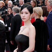 Tahun ini menandai debut Mina di Cannes Film Festival sebagai perwakilan Boucheron. Personel grup KPop TWICE itu memancarkan keanggunannya dalam balutan gaun hitam dengan ekor yang menyapu lantai sebelum premiere film Wes Anderson, ‘The Phoenician Scheme’. Foto: dok. Twitter @ellejapan