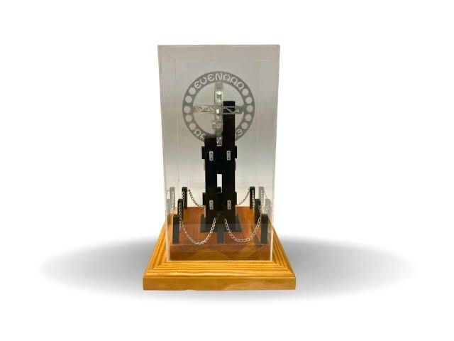 Miniatur Tugu Khatulistiwa.