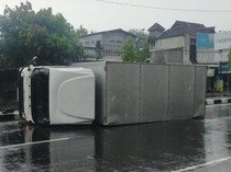 Mobil Boks Terguling di Jalan Jogja-Solo Klaten