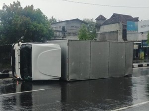 Mobil Boks Terguling di Jalan Jogja-Solo Klaten