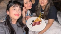 Merayakan ulang tahun ke-46, Ersa senang bisa kumpul bersama keluarganya. Ia mendapat kejutan sepotong kue red velvet dari suami dan dua anaknya. Foto: Instagram ersamayori