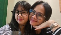Ini pose kompak Ersa bareng anak keduanya, Talullah yang berusia 17 tahun. Mereka mampir ke restoran dan sang anak memesan minuman mirip es matcha. Foto: Instagram ersamayori