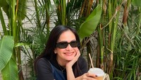 Istri Otto Jauhari ini sedang menikmati hari Minggu dengan nongkrong di coffee shop. Ia memesan segelas es kopi untuk mendorong energinya. Foto: Instagram ersamayori