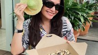 Jajanan anak SD berupa kue cubit dan kue ape ternyata juga jadi favorit wanita berdarah Minang ini. Ia bilang jajanan ini selalu bikin kangen. Foto: Instagram ersamayori