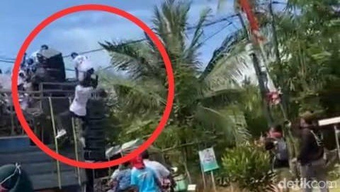 Momen peserta karnaval sound horeg bergelantungan di kabel listrik di Pati.