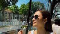 Tak kalah seru ada momennya saat berlibur ke Paris, Prancis. Saat menikmati city tour ia juga disuguhi champagne. Foto: Instagram Natascha Germani