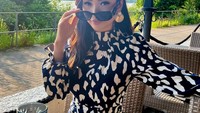 Liburan ke Cologne, Jerman, ini keseruan Natascha Germania saat mampir ke sebuah kafe. Ia menikmati minuman dengan pemandangan danau yang cantik. Foto: Instagram Natascha Germani