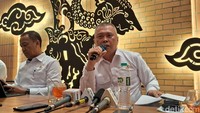 Menteri Perhubungan Dudy Purwagandhi menegaskan bahwa Kementerian akan mengevaluasi kebijakan potongan aplikasi secara menyeluruh. Langkah ini akan difokuskan pada perlindungan pengemudi, penguatan regulasi, dan peningkatan transparansi industri transportasi digital di Indonesia. Andi Hidayat/detikcom