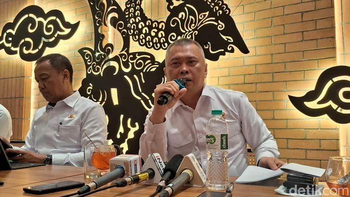 Empat aplikasi transportasi digital mengeluh soal potongan aplikasi yang dinilai terlalu tinggi. Para ojol tersebut akan melakukan demo besar-besaran besok.