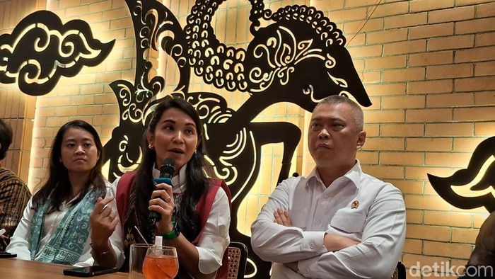 Empat aplikasi transportasi digital mengeluh soal potongan aplikasi yang dinilai terlalu tinggi. Para ojol tersebut akan melakukan demo besar-besaran besok.