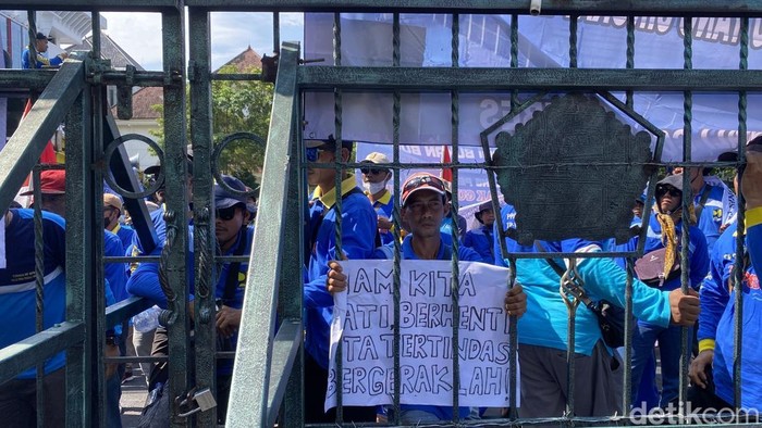 Para pekerja harian lepas yang tergabung dalam Forum Komunikasi Petugas Irigasi (FKPI) Jateng menggelar aksi di halaman Gubernur Jateng, Jalan Pahlawan, Kelurahan Mugassari, Kecamatan Semarang Selatan, Senin (19/5/2025).