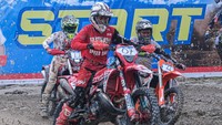 Sejumlah pebalap memacu motornya dengan penuh semangat saat mengikuti kejuaraan motocross yang digelar di Sirkuit Celin MX Konda, Kabupaten Konawe Selatan, Sulawesi Tenggara, Minggu (18/5/2025). Aksi mereka menyedot perhatian penonton yang memadati area sirkuit sejak pagi hari.
