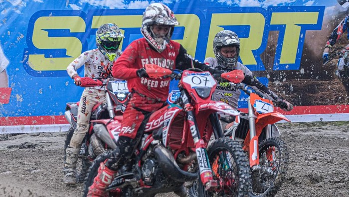Pebalap Unjuk Kemampuan di Kejuaraan Motocross Sultra Seorang pebalap memacu motornya saat mengikuti kejuaraan motocross di Sirkuit Celin MX Konda, Kabupaten Konawe Selatan, Sulawesi Tenggara, Minggu (18/5/2025). Kejuaraan yang diinisiasi Ikatan Motor Indonesia (IMI) Sultra bertajuk Wali Kota Cup tersebut memperlombakan delapan kelas berbeda dan diikuti ratusan pebalap guna mencari atlet-atlet berbakat yang akan mewakili Sulawesi Tenggara dibidang motocross. ANTARA FOTO/Andry Denisah/bar
