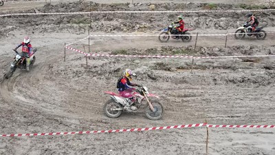Pebalap Unjuk Kemampuan di Kejuaraan Motocross Sultra