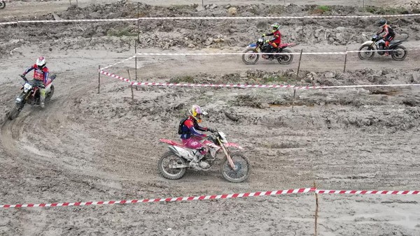 Pebalap Unjuk Kemampuan di Kejuaraan Motocross Sultra