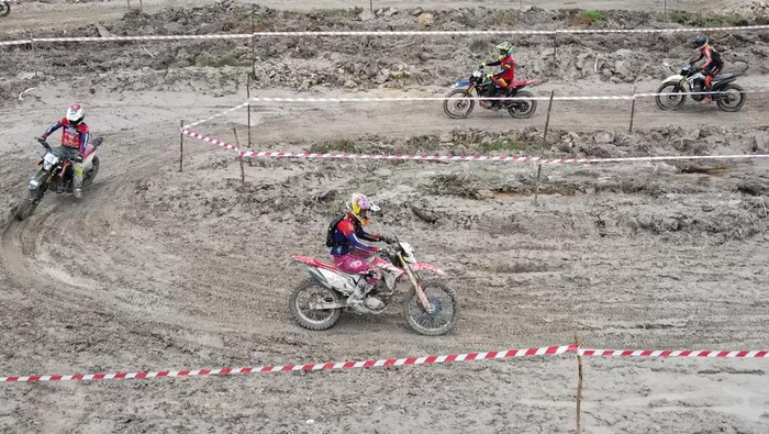 Pebalap Unjuk Kemampuan di Kejuaraan Motocross Sultra Seorang pebalap memacu motornya saat mengikuti kejuaraan motocross di Sirkuit Celin MX Konda, Kabupaten Konawe Selatan, Sulawesi Tenggara, Minggu (18/5/2025). Kejuaraan yang diinisiasi Ikatan Motor Indonesia (IMI) Sultra bertajuk Wali Kota Cup tersebut memperlombakan delapan kelas berbeda dan diikuti ratusan pebalap guna mencari atlet-atlet berbakat yang akan mewakili Sulawesi Tenggara dibidang motocross. ANTARA FOTO/Andry Denisah/bar