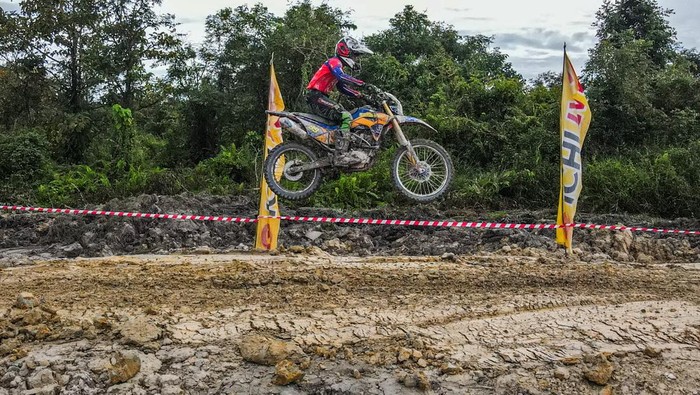 Pebalap Unjuk Kemampuan di Kejuaraan Motocross Sultra Seorang pebalap memacu motornya saat mengikuti kejuaraan motocross di Sirkuit Celin MX Konda, Kabupaten Konawe Selatan, Sulawesi Tenggara, Minggu (18/5/2025). Kejuaraan yang diinisiasi Ikatan Motor Indonesia (IMI) Sultra bertajuk Wali Kota Cup tersebut memperlombakan delapan kelas berbeda dan diikuti ratusan pebalap guna mencari atlet-atlet berbakat yang akan mewakili Sulawesi Tenggara dibidang motocross. ANTARA FOTO/Andry Denisah/bar