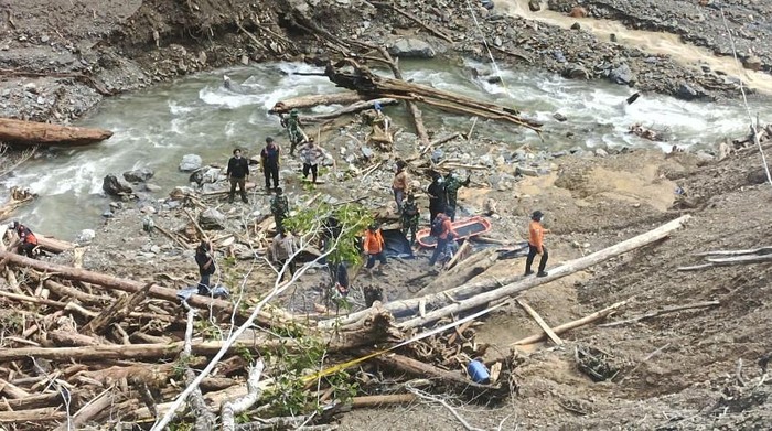 Enam orang korban banjir bandang dan tanah longsor di Kabupaten Pegunungan Arfak (Pegaf), Papua Barat, ditemukan tewas.