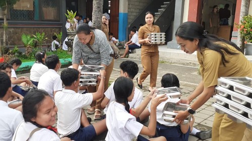 Pelaksanaan program Makan Bergizi Gratis (MBG) di SMP Negeri 2 Blahbatuh, Gianyar, Senin (19/5/2025). (Dok. Pemkab Gianyar)