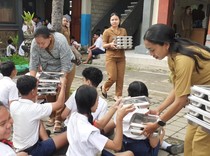 Video Anggota Komisi IX DPR Soroti Ribuan Wadah Makan Gratis Impor dari China