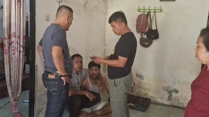 Pelaku pemerasan remaja di Bangka saat ditangkap di rumahnya.