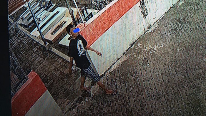 Pelaku saat tertangkap kamera CCTV di TPU Ngentak RT 10, Baturetno, Kapanewon Banguntapan, Bantul.