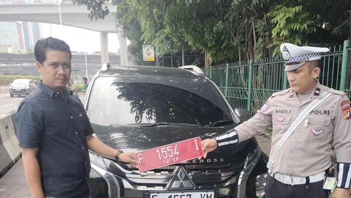 Pelanggaran pelat nomor ditilang polisi