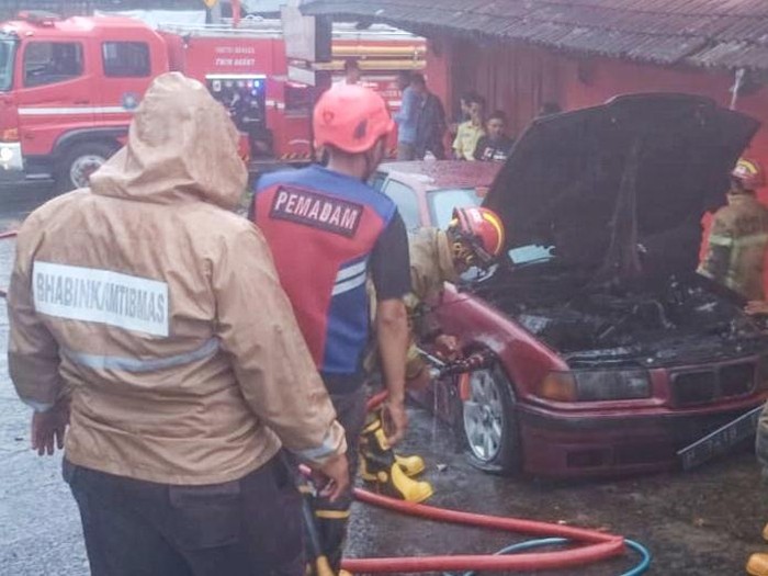 Pemadaman mobil BMW terbakar di Cokro, Tulung, Klaten, Senin (19/5/2025).