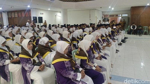 Pemkot Kupang melepas sebanyak 187 calon jemaah haji untuk menunaikan ibadah haji di Arab Saudi, Senin (19/5/2025). (Simon Selly)