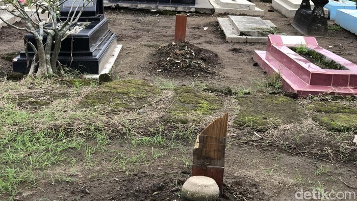 Penampakan makam yang dirusak di Purbayan, Jogja, Senin (19/5/2025).