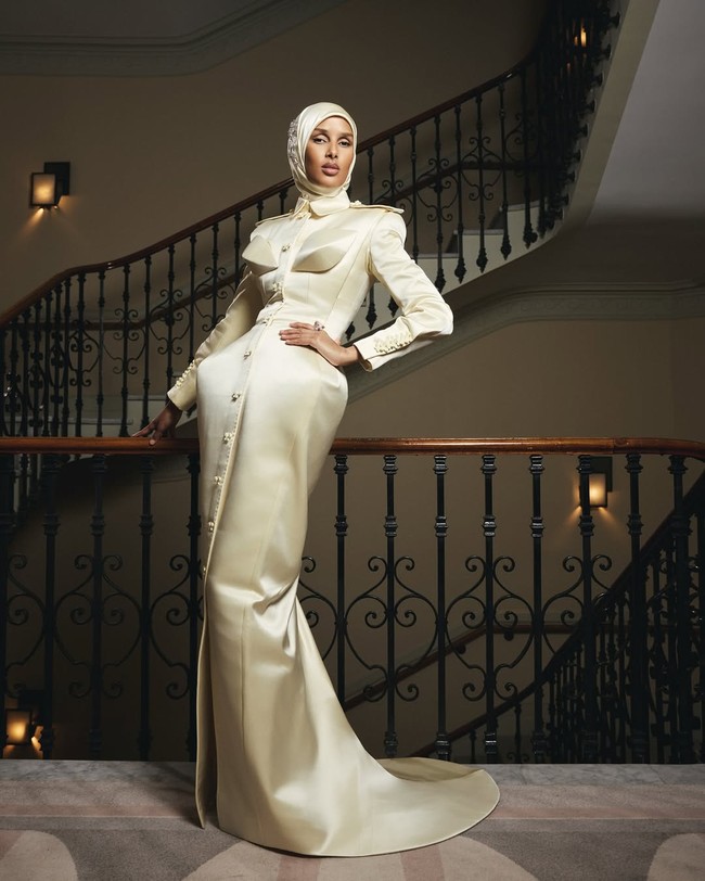 Wanita 34 tahun pernah bekerja sama dengan sejumlah merek ternama seperti Boss dan H&M, serta tampil di atas runway untuk Roberto Cavalli dalam peragaan busana di Dubai pada 2024. Foto: Dok. Instagram @rawdis.