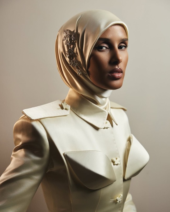 Rawdah Mohamed sebelumnya juga menghadiri Festival Film Cannes pada 2023 dan 2024. Sebagai editor fashion, namanya kini semakin diperhitungkan sebagai salah satu bintang yang patut diperhatikan di industri fashion global. Foto: Dok. Instagram @rawdis.