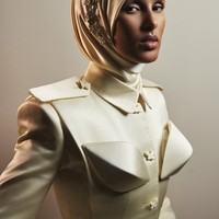 Rawdah Mohamed sebelumnya juga menghadiri Festival Film Cannes pada 2023 dan 2024. Sebagai editor fashion, namanya kini semakin diperhitungkan sebagai salah satu bintang yang patut diperhatikan di industri fashion global. Foto: Dok. Instagram @rawdis.