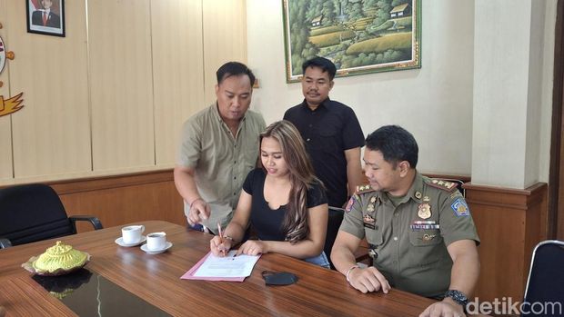 Penari Joged Bumbung erotis, Gek Wik, dipanggil Satpol PP Bali untuk mendapatkan pembinaan terkait pakem tarian tradisional Bali, Senin (19/5/2025).