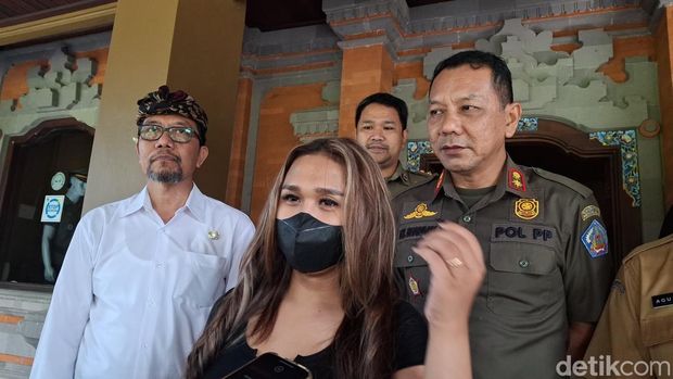Penari Joged Bumbung, Gek Wik,  memberikan keterangan kepada wartawan setelah dipangil Satpol PP Bali, Senin (19/5/2025).