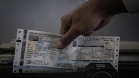 Pemerintah melalui Kementerian Keuangan menekankan pentingnya penguatan basis pajak, perbaikan sistem administrasi, serta pendekatan digitalisasi dalam meningkatkan kepatuhan dan efisiensi penerimaan. Dengan strategi tersebut, pemerintah berharap tren positif penerimaan pajak dapat terjaga hingga akhir tahun.