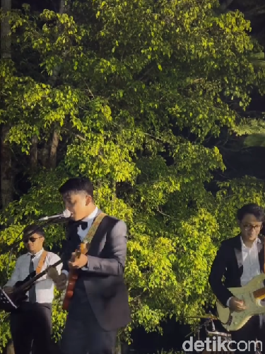 Pengantin pria ini memberikan kejutan untuk tamu undangan, dengan aksi membawakan lagu genre pop punk di hari bahagianya.