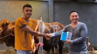 Asyik Beli Sapi Kurban Dapat Hadiah Handphone di Pasuruan