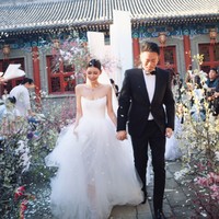 Wang Xiaofei dan Mandy Ma sebenarnya sudah mendaftarkan pernikahan mereka setahun lalu. Namun keduanya baru menggelar perayaannya di Beijing beberapa waktu lalu. Foto: Weibo Fromnorhtwest